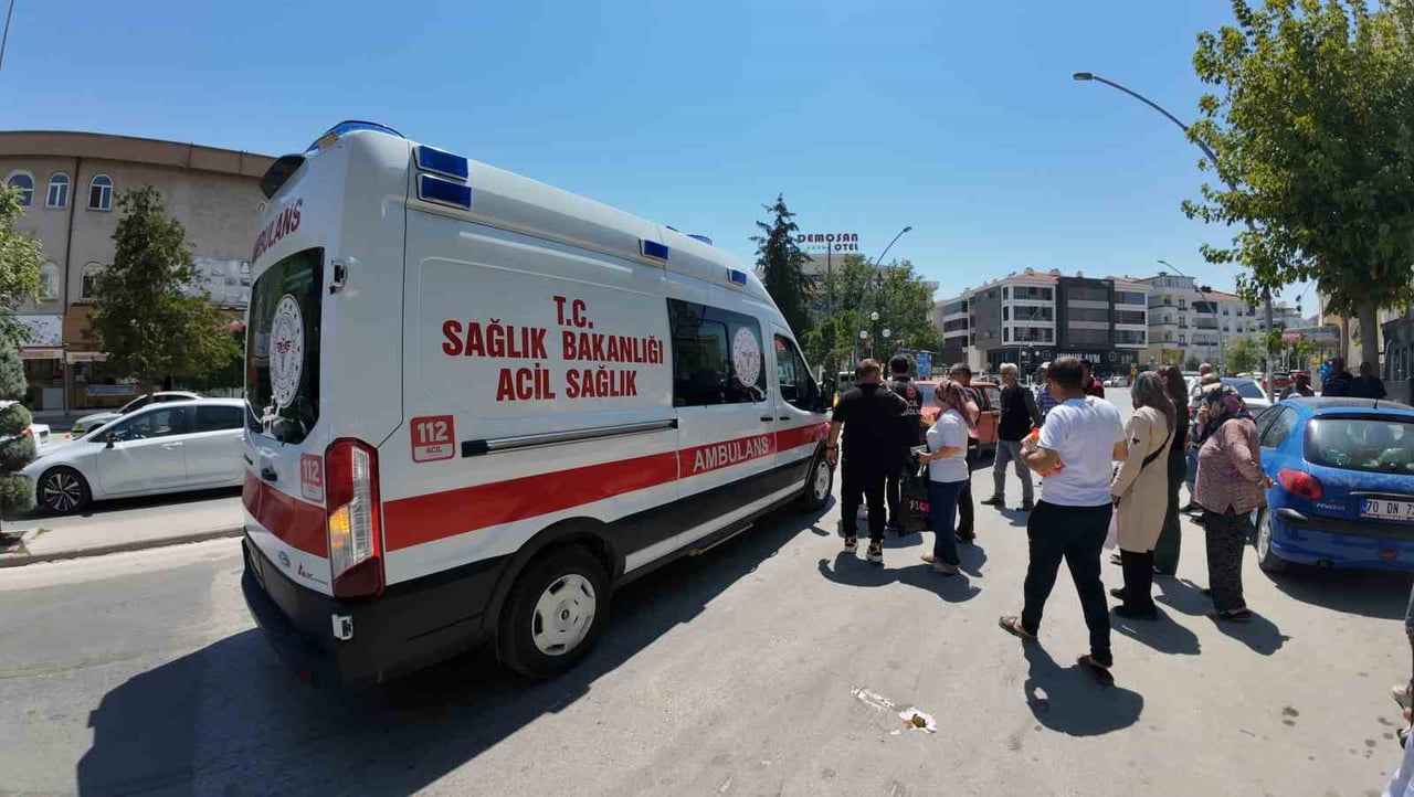 KARAMAN'DA DONDURMA ALDIKTAN SONRA YOLUN KARŞISINA GEÇMEYE ÇALIŞAN KADIN, OTOMOBİLİN ÇARPMASI...