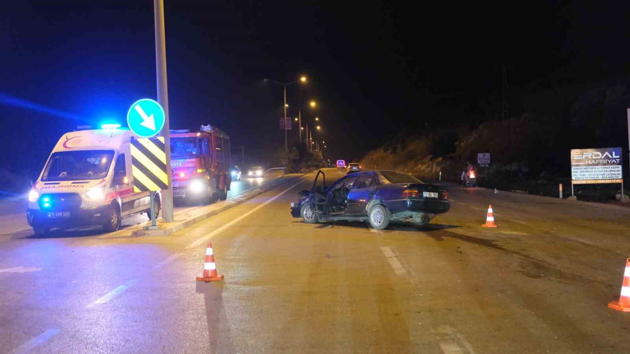 KARAMAN'DA İKİ OTOMOBİLİN ÇARPIŞMASI SONUCU MEYDANA GELEN KAZADA 3 KİŞİ YARALANDI.