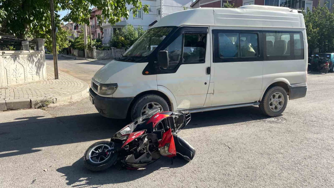 KARAMAN'DA MİNİBÜS İLE MOTOSİKLETİN ÇARPIŞTIĞI KAZADA 2 KİŞİ YARALANDI.