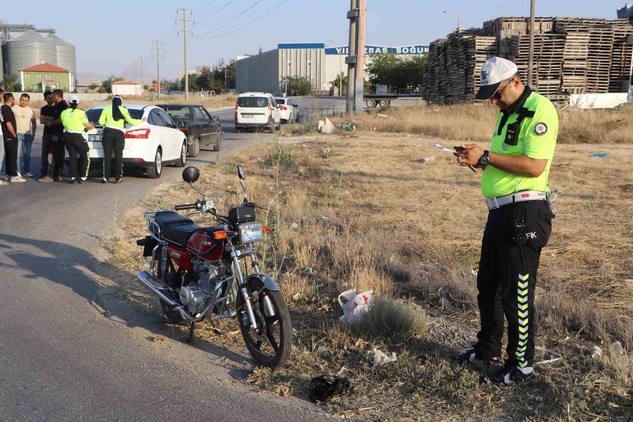 KARAMAN'DA OTOMOBİL İLE MOTOSİKLETİN ÇARPIŞMASI SONUCU 1 KİŞİ YARALANDI.