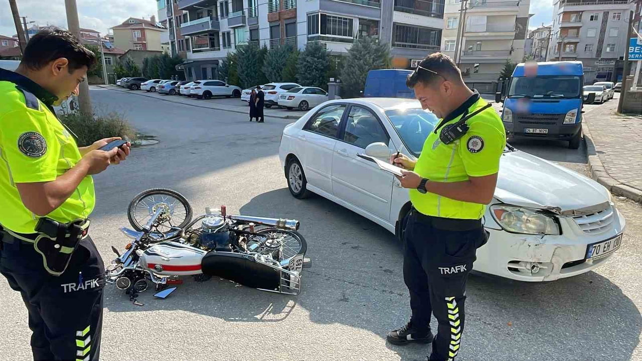 KARAMAN'DA OTOMOBİL İLE MOTOSİKLETİN ÇARPIŞMASI SONUCU MEYDANA GELEN TRAFİK KAZASINDA 1 KİŞİ...