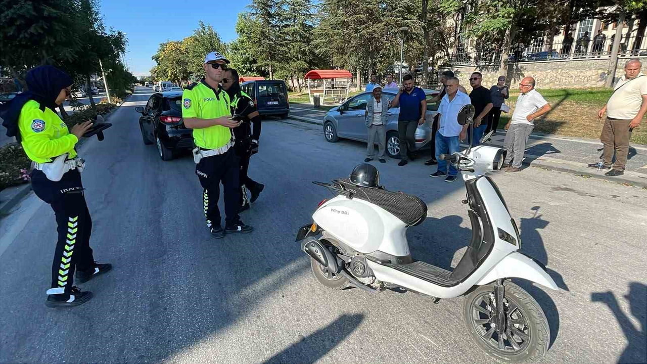 KARAMAN'DA OTOMOBİL İLE MOTOSİKLETİN KARIŞTIĞI KAZADA 1 KİŞİ YARALANDI