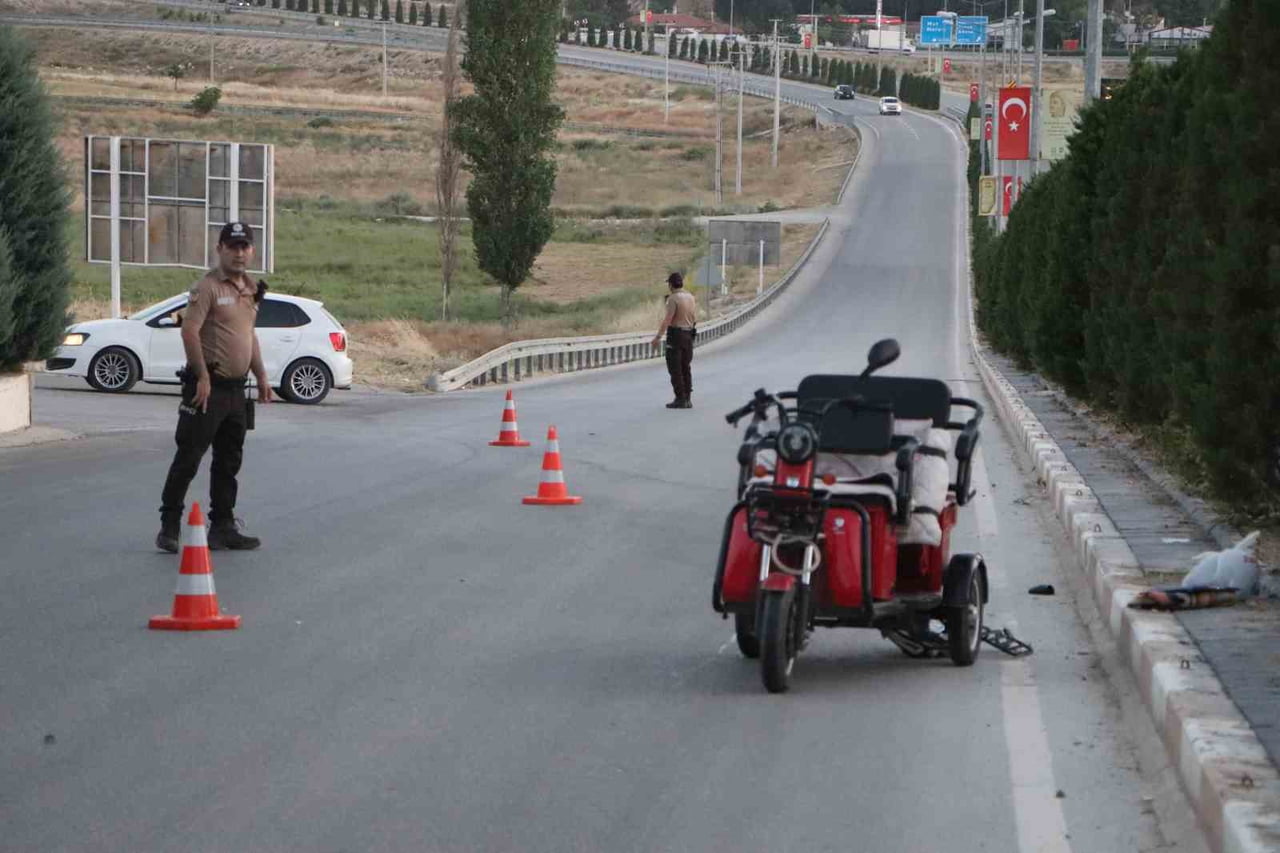 KARAMAN'DA OTOMOBİLİN ÇARPMASI SONUCU AĞIR YARALANAN ELEKTRİKLİ BİSİKLETİN SÜRÜCÜSÜ YAŞLI ADAM...