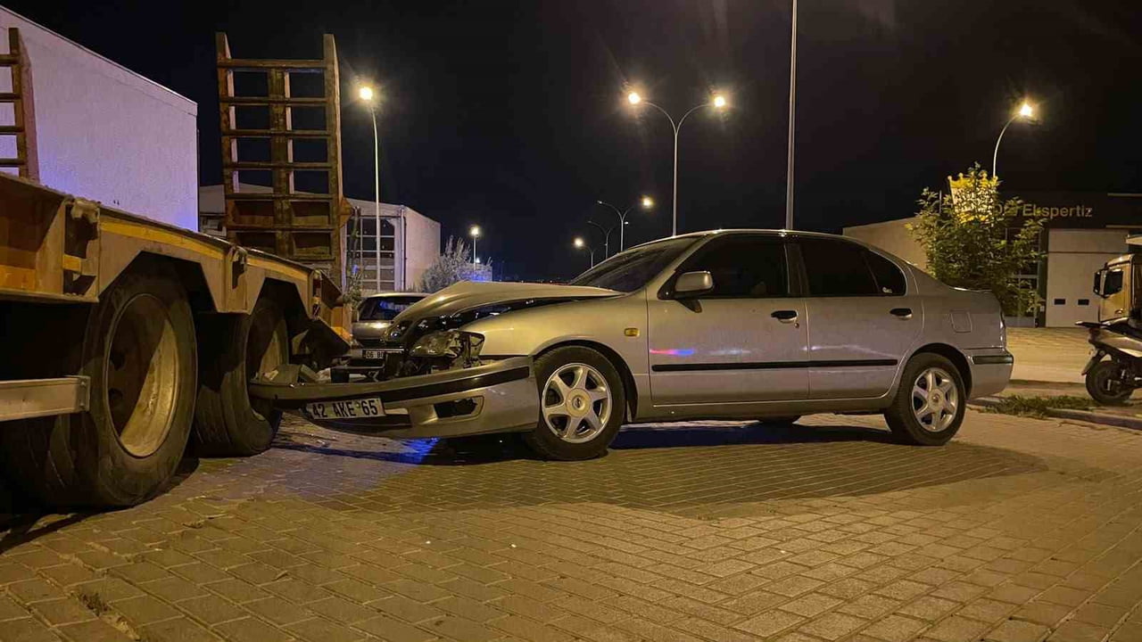 KARAMAN'DA PARK HALİNDEKİ TIRIN DORSESİNE ÇARPAN OTOMOBİLİN SÜRÜCÜSÜ YARALANDI.