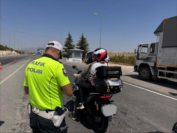 KARAMAN'DA POLİSİN YAPTIĞI ASAYİŞ VE TRAFİK UYGULAMALARINDA, ÇEŞİTLİ SUÇLARDAN ARANAN 11 KİŞİ...