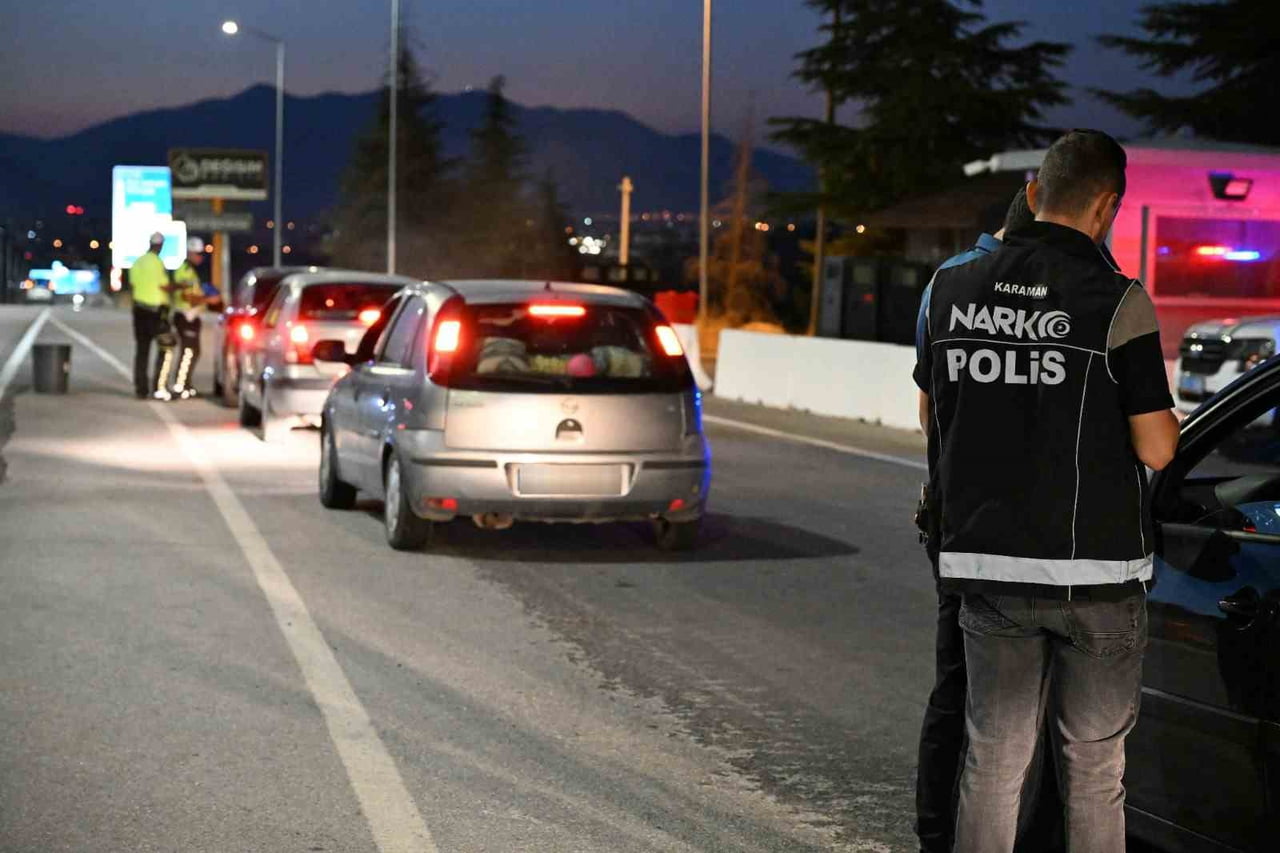 KARAMAN'DA POLİSİN YAPTIĞI ASAYİŞ VE TRAFİK UYGULAMALARINDA, ÇEŞİTLİ SUÇLARDAN ARANAN 9 KİŞİ...