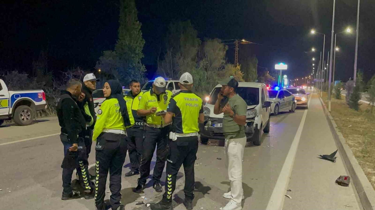 KARAMAN'DA ÜÇ ARACIN KARIŞTIĞI ZİNCİRLEME KAZADA 2 KİŞİ YARALANDI.
