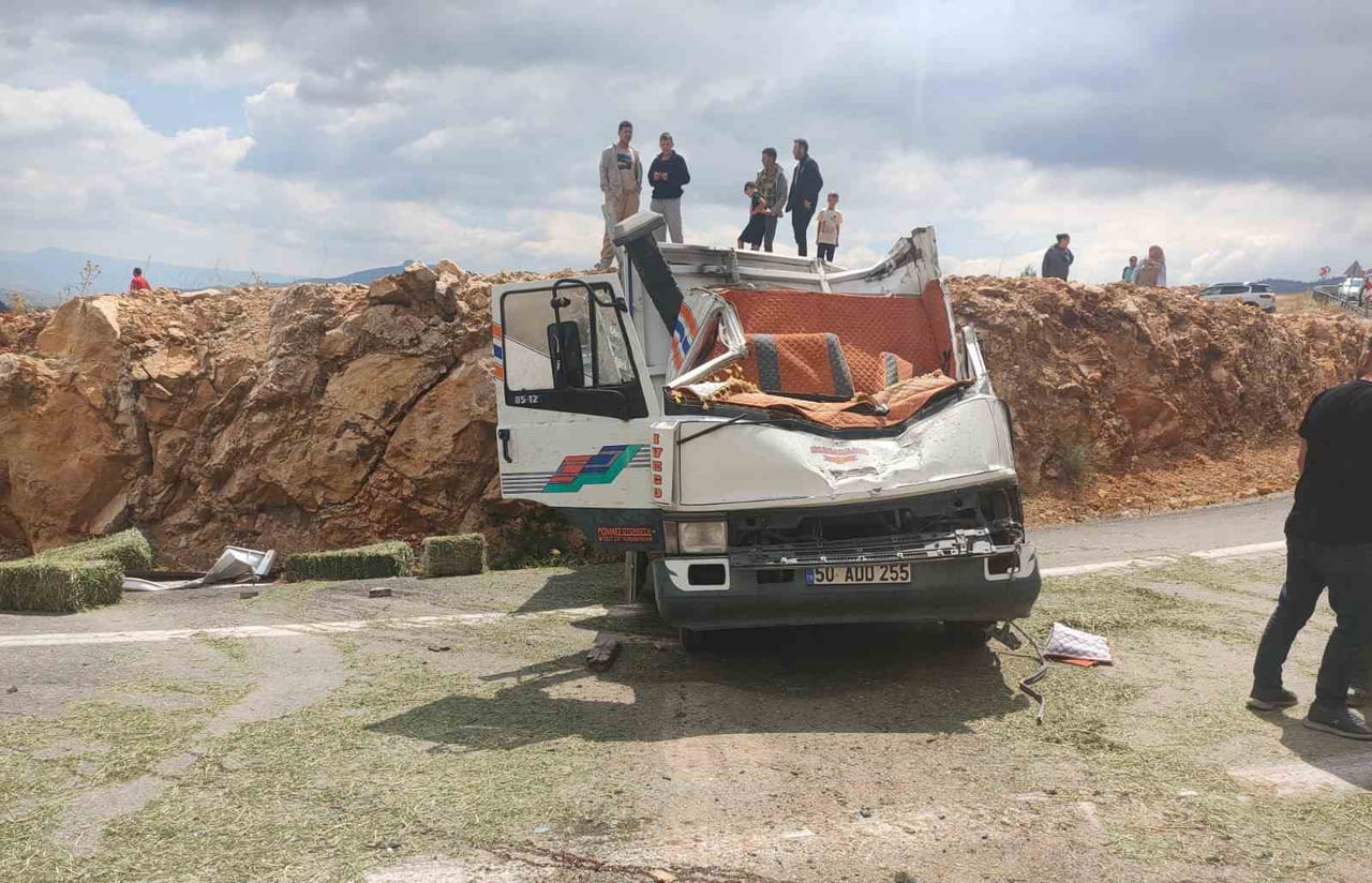 KARAMAN'IN ERMENEK İLÇESİNDE YONCA BALYASI YÜKLÜ KAMYONETİN DEVRİLMESİ SONUCU MEYDANA GELEN KAZADA...
