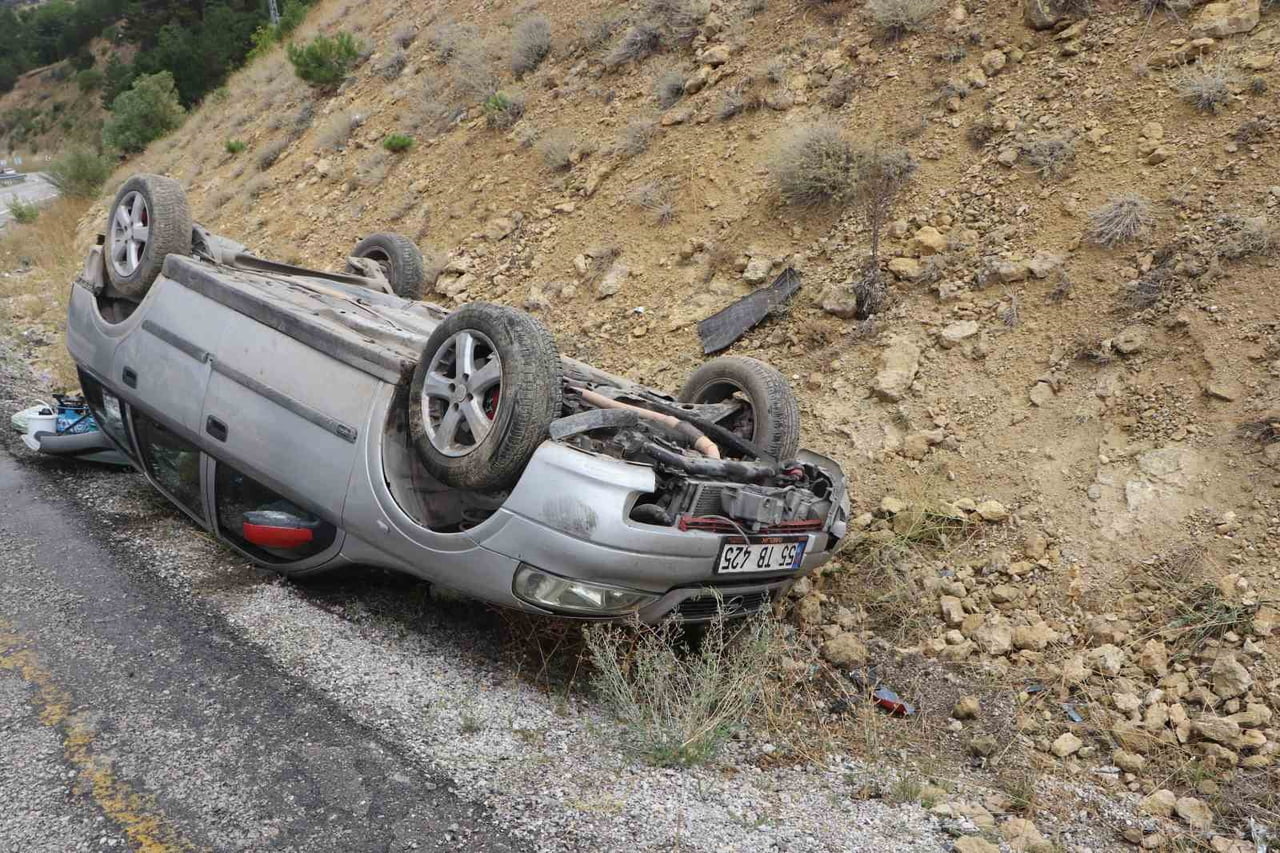 KARAMAN’DA KONTROLDEN ÇIKAN OTOMOBİLİN TAKLA ATMASI SONUCU 2 KİŞİ ÖLÜMDEN DÖNDÜ.