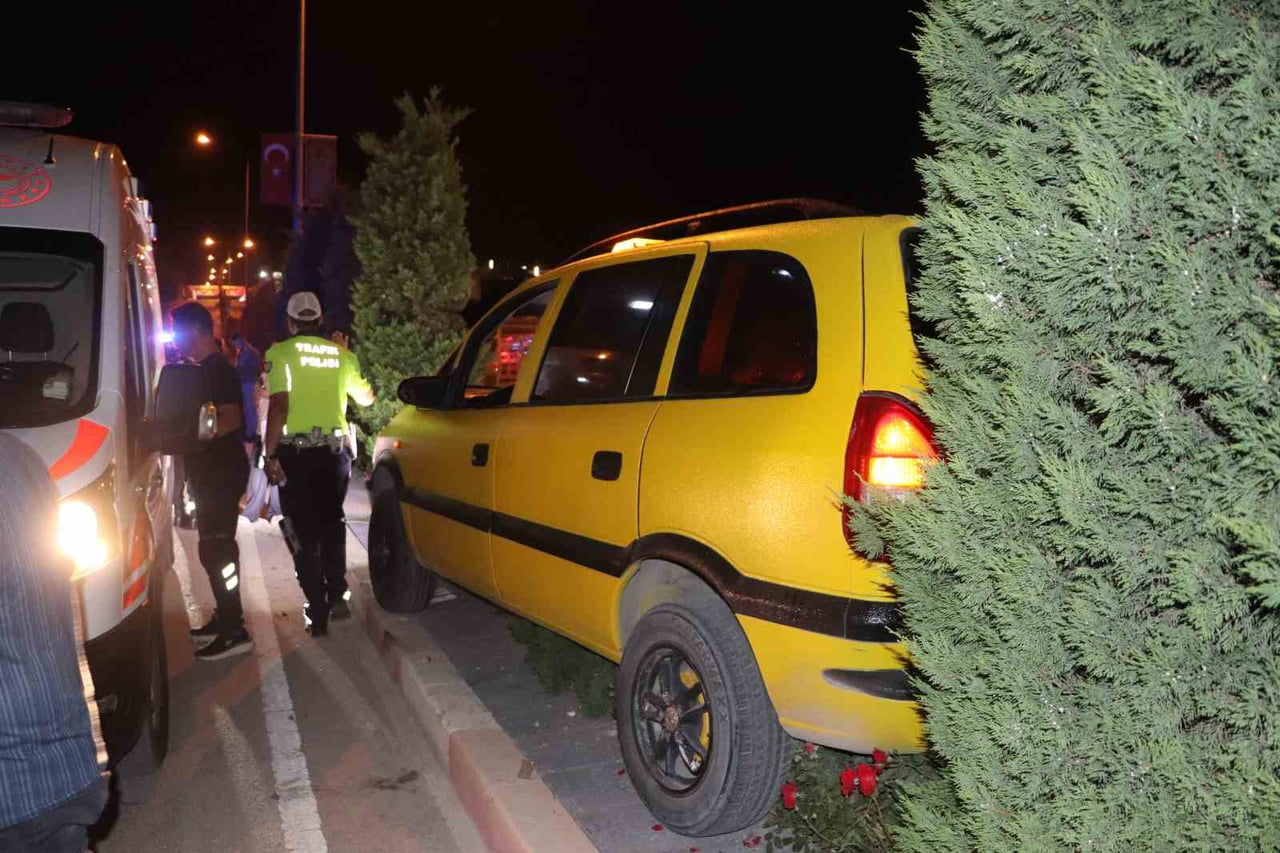 KARAMAN’DA KONTROLDEN ÇIKAN TİCARİ TAKSİNİN REFÜJE ÇIKMASI SONUCU MEYDANA GELEN KAZADA 2 KİŞİ...