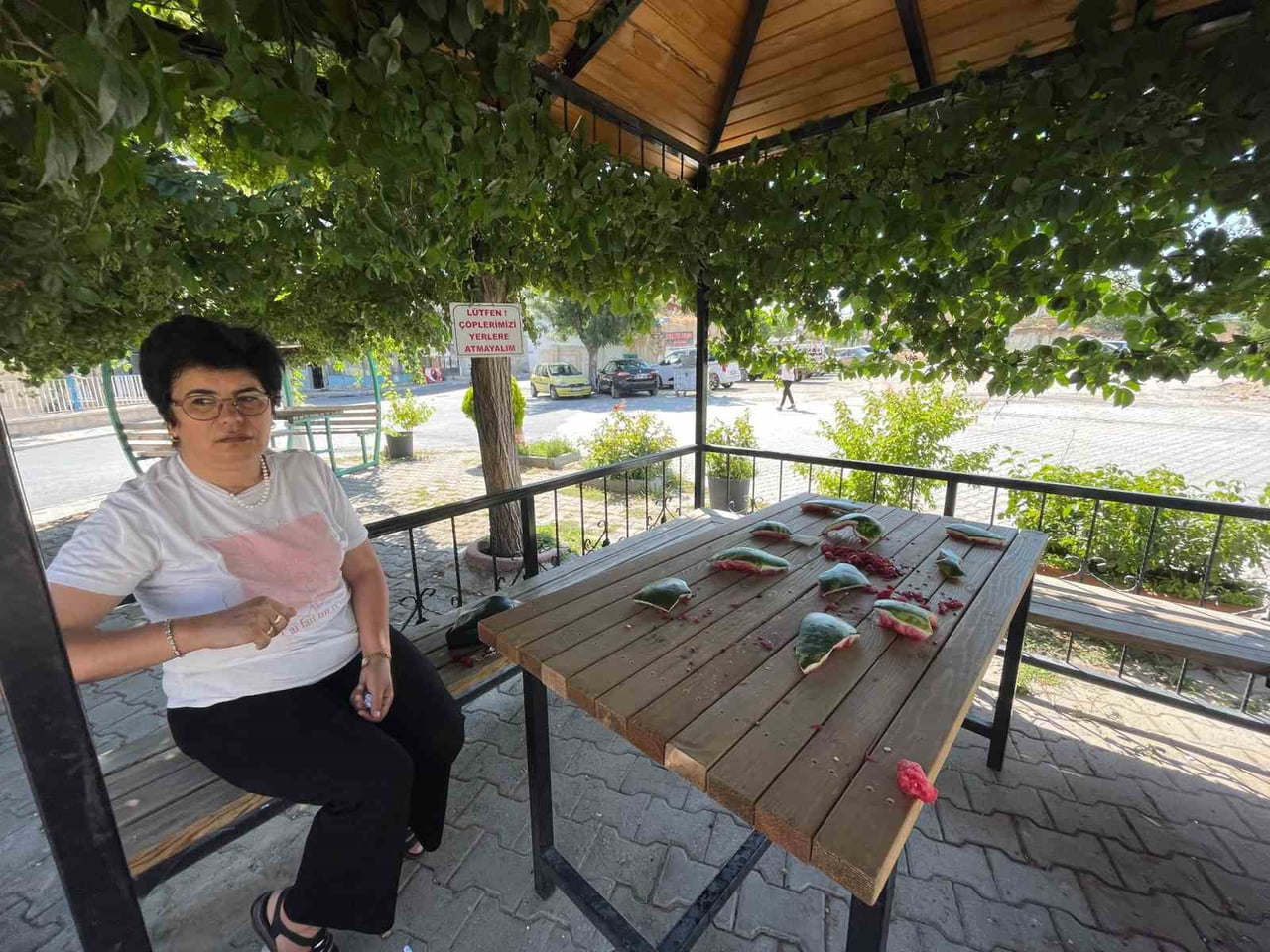 KARAMAN’DA SEKİÇEŞME MAHALLESİ MUHTARI RAZİYE ÜNLÜ, MUHTARLIK OFİSİNİN KAMELYASINDA YEDİKLERİ...