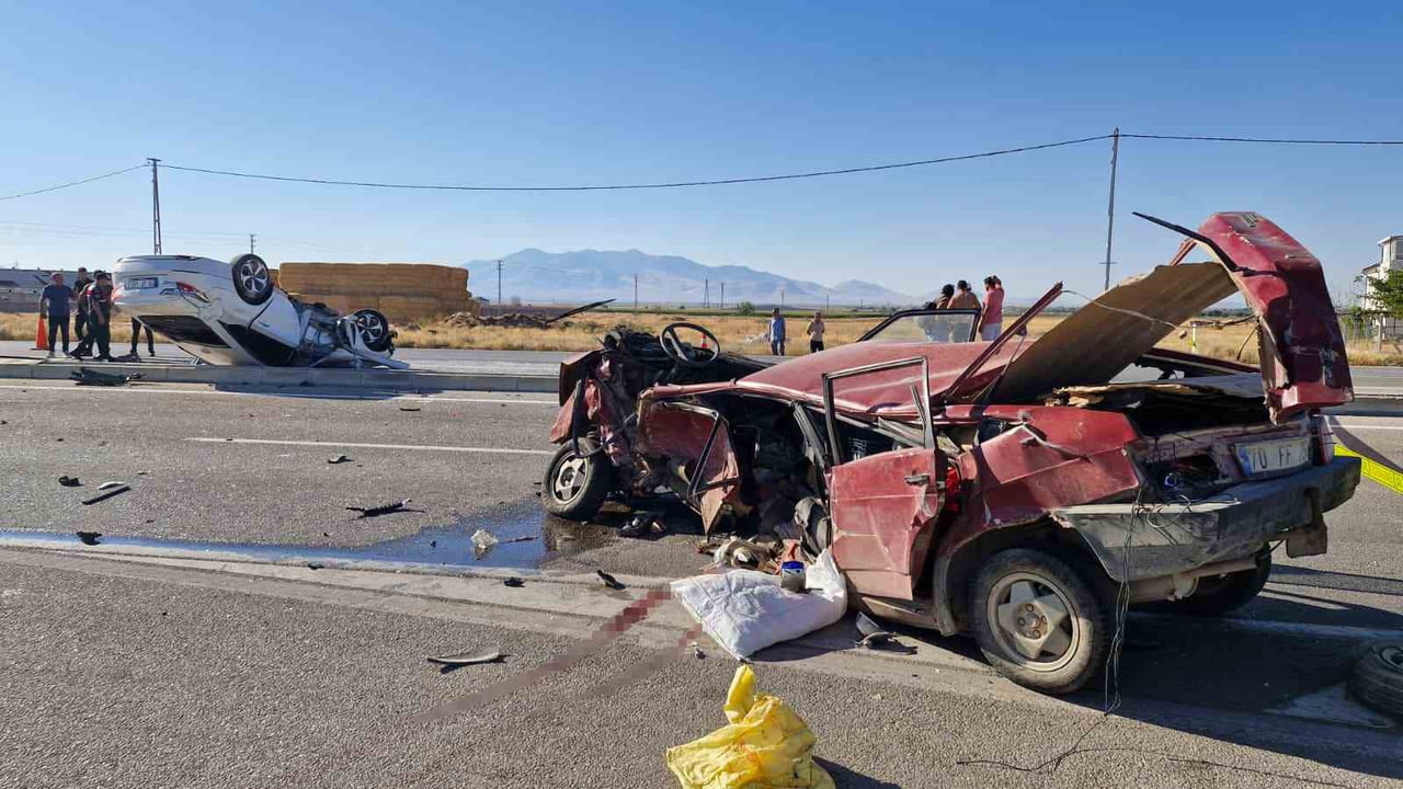 KARAMAN’DA U DÖNÜŞÜ YAPMAKTA OLAN OTOMOBİLE ARKADAN GELEN BAŞKA BİR OTOMOBİL ÇARPTI. HER İKİ...