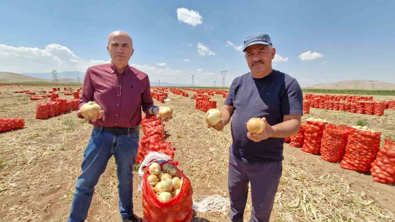 KARAMAN ZİRAAT ODASI YÖNETİM KURULU BAŞKANI MEHMET BAYRAM (SOLDA), BU YIL HER ÜRÜNDE OLDUĞU GİBİ...