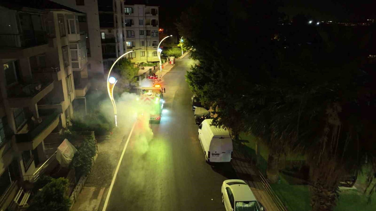 KARAMÜRSEL'DE ALTYAPI ÇALIŞMALARININ ARDINDAN BOZULAN PLAJ YOLU CADDESİ'NDE ASFALTLAMA VE ÇİZGİ...