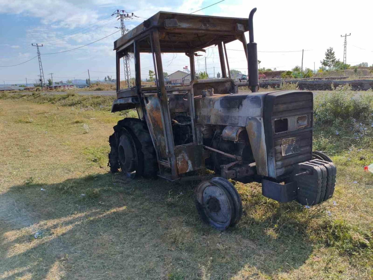 KARS'TA HENÜZ BELİRLENEMEYEN BİR NEDENLE ALEV ALAN TRAKTÖR, KISA SÜREDE TAMAMEN YANARAK...