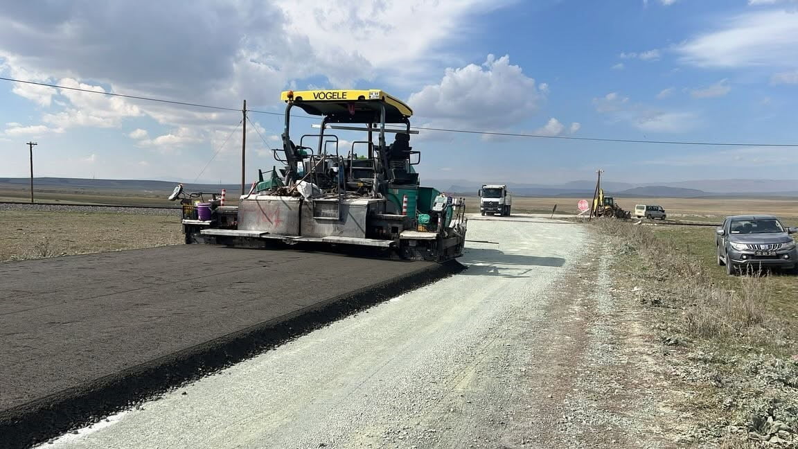 KARS'TA KIRSAL ULAŞIM ATAĞI BAŞLADI. 2026 YILI SSB BETON YOL PROJESİ’NİN İLK ETABI BULANIK KÖYÜNDE...