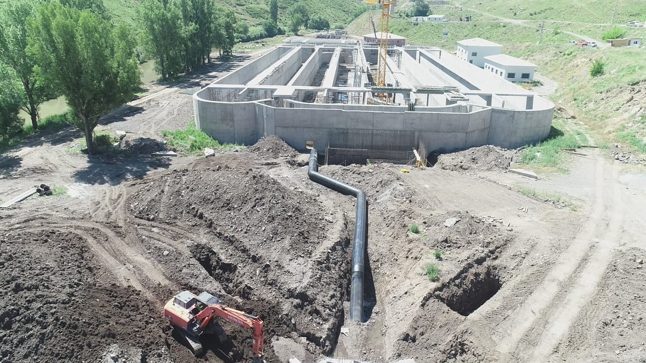 KARS’TA 523 BİN DEKAR TARIM ARAZİSİNE CAN SUYU OLACAK: ATIKSU ARITMA TESİSİNDE ÇALIŞMALAR YÜZDE...