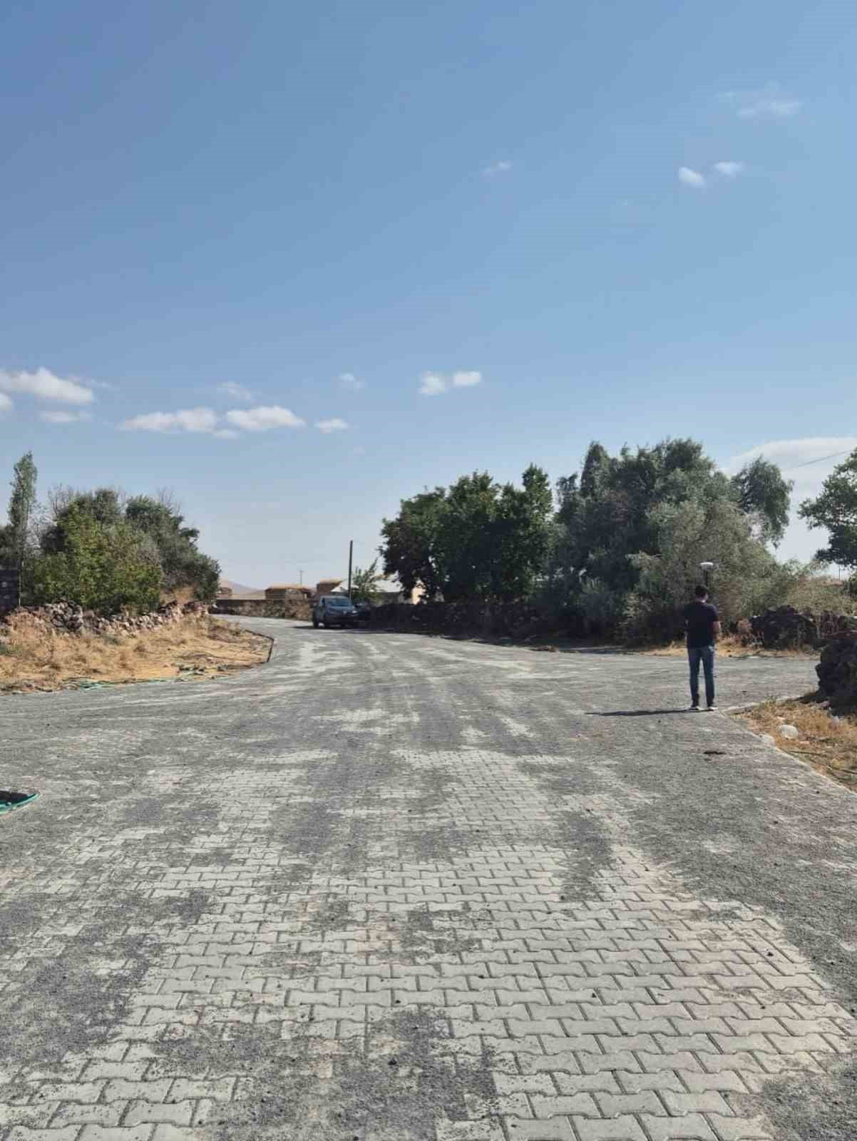 KARS’TA 89 KÖYDE 168 BİN METREKARELİK KİLİT PARKE ÇALIŞMASI(KARS-İHA)