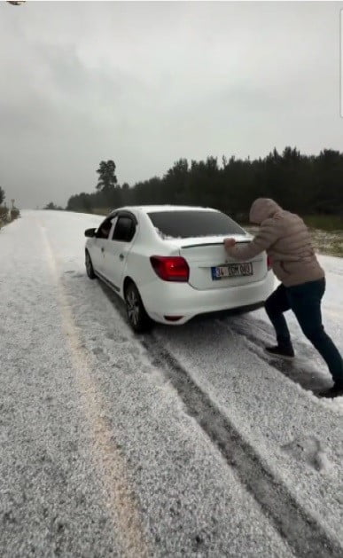 KARS’TA AĞUSTOS AYINDA KIŞ SÜRPRİZİ! SARIKAMIŞ BEYAZA BÜRÜNDÜ, ARAÇLAR YOLLARDA MAHSUR KALDI. O...