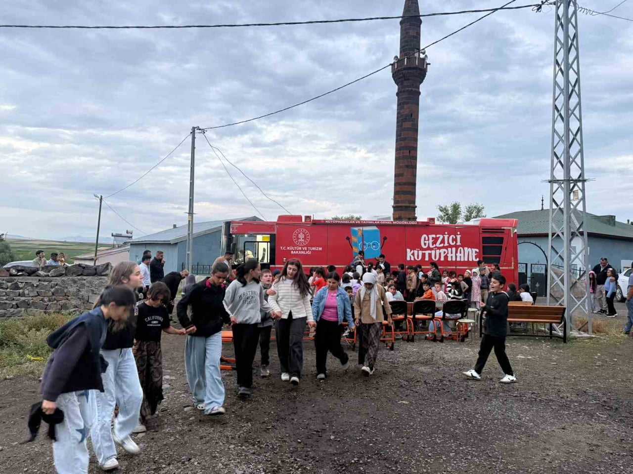 KARS’TA GEZİCİ KÜTÜPHANE DEMİRKENT KÖYÜ’NDEKİ ÖĞRENCİLERE UNUTULMAZ BİR GÜN...