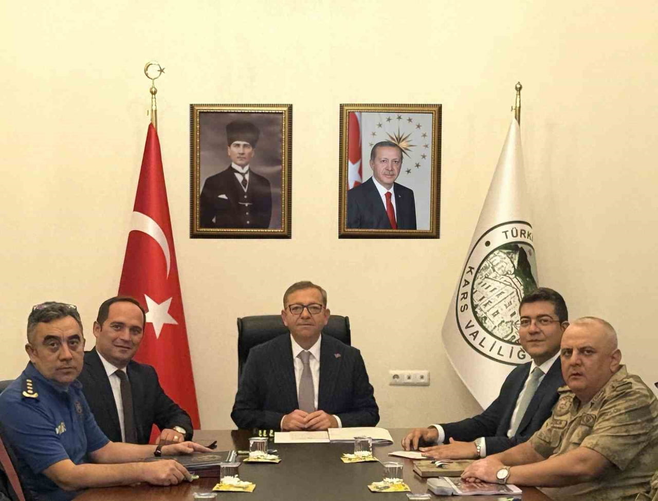 KARS’TA GÜVENLİK ZİRVESİ: OKUL ÇEVRELERİ VE SINIR GÜVENLİĞİ MASAYA YATIRILDI(KARS-İHA)
