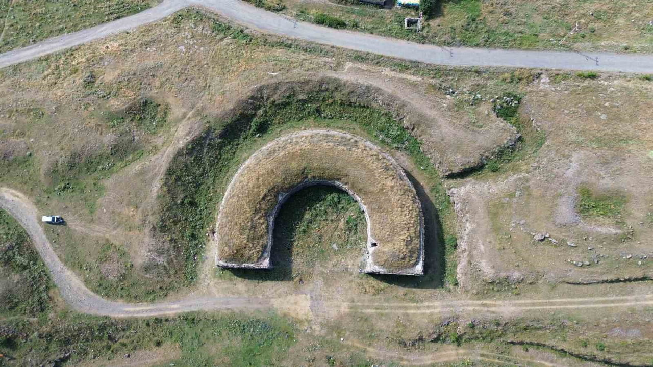 KARS’TA OSMANLI DÖNEMİNDEN GÜNÜMÜZE ULAŞAN VE MİMARİ YAPISIYLA DİKKAT ÇEKEN YAKLAŞIK 200 YILLIK...