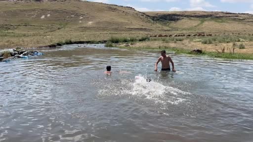 Kars’ta sıcaklık 30 dereceyi buldu, çocuklar derede serinledi