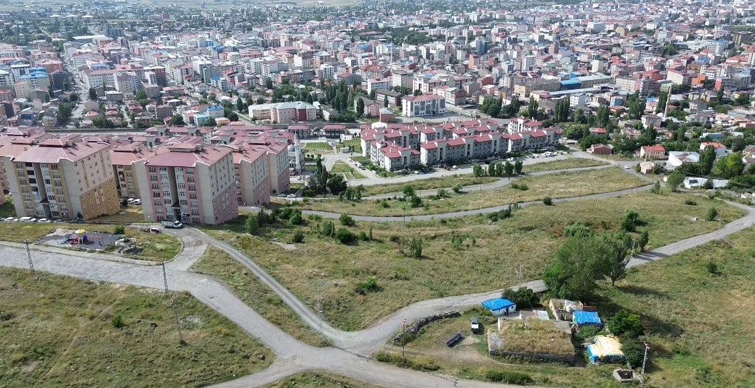 KARS’TA YAPI RUHSATI VERİLEN DAİRE SAYISI BÖLGE İLLERİNİ GERİDE BIRAKTI(KARS-İHA)