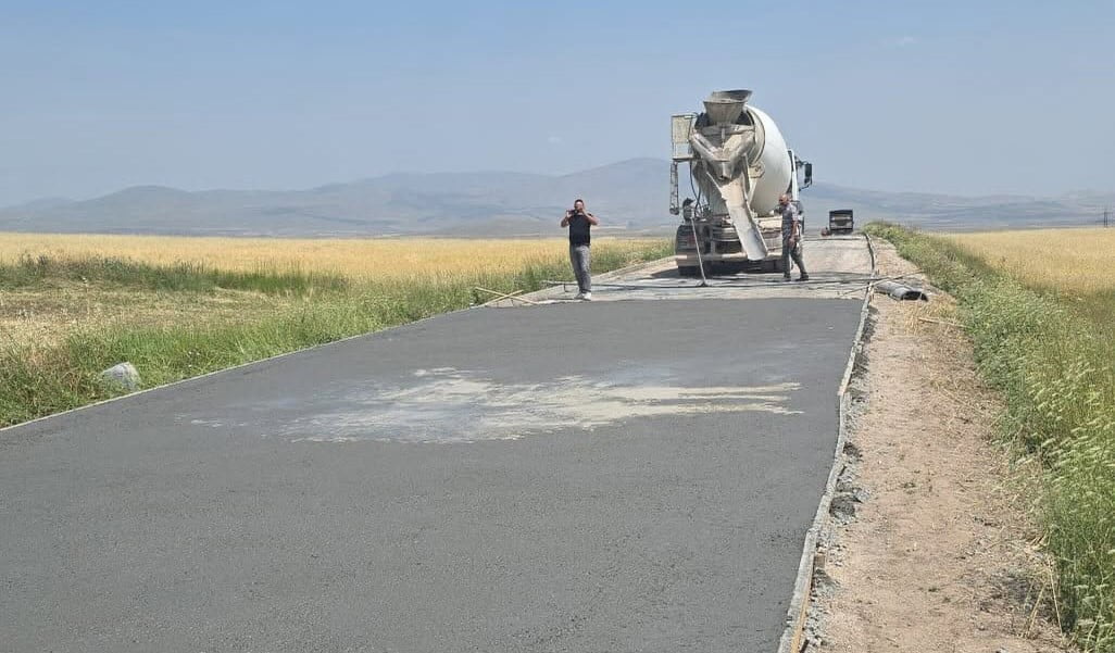KARS’TA YOL YATIRIMLARI HIZ KESMİYOR: ASFALT, BETON YOL VE PARKE TAŞI ÇALIŞMALARI...