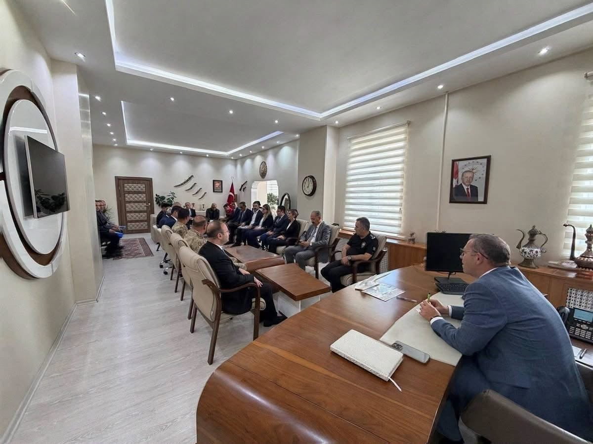 KARS VALİSİ POLAT, ARPAÇAY’DA KURUM YÖNETİCİLERİYLE BİR ARAYA GELDİ(KARS-İHA)
