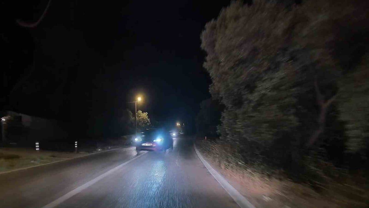 KARŞI YÖNDEN GELEN TİCARİ ARAÇ İLE HATALI SOLLAMA YAPAN OTOMOBİLİN KARŞI KARŞIYA GELDİĞİ ANLAR...