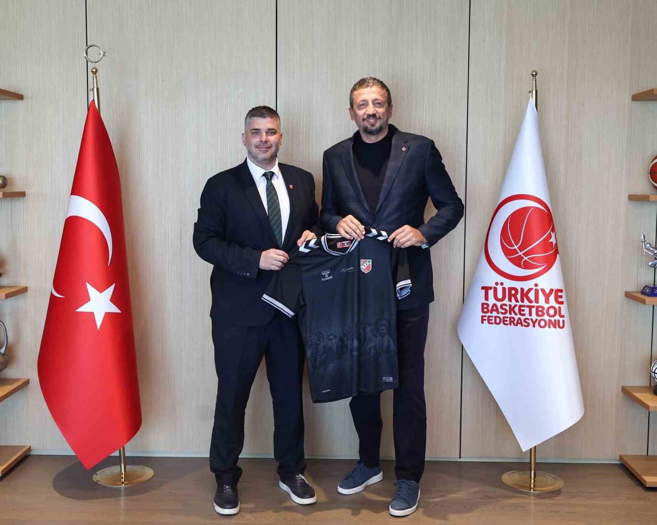 KARŞIYAKA’DAN TBF’YE ZİYARET (SOLDAKİ KARŞIYAKA SPOR KULÜBÜ BAŞKANI YİĞİT TUSDER, SAĞDAKİ TÜRKİYE...
