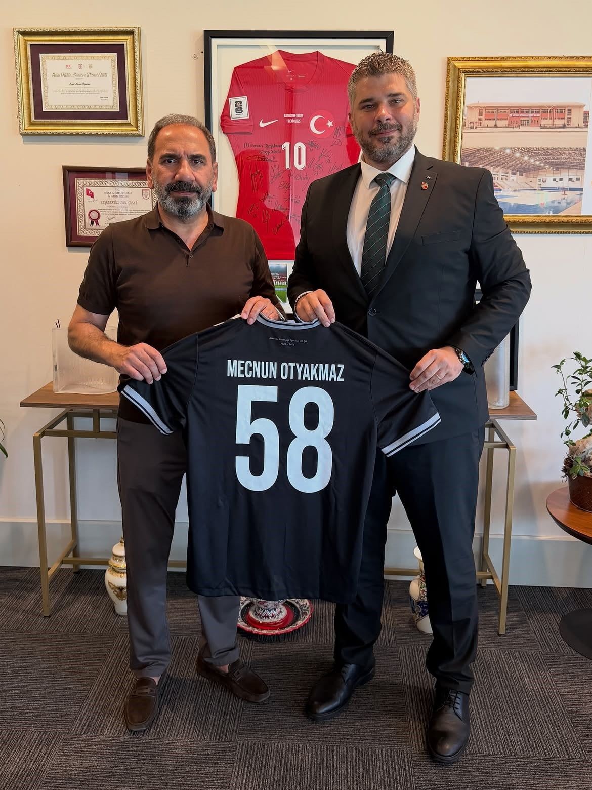 KARŞIYAKA SPOR KULÜBÜ BAŞKANI YİĞİT TUSDER (SAĞDA), BAŞKAN VEKİLİ MECNUN OTYAKMAZ’A (SOLDA) FORMA...