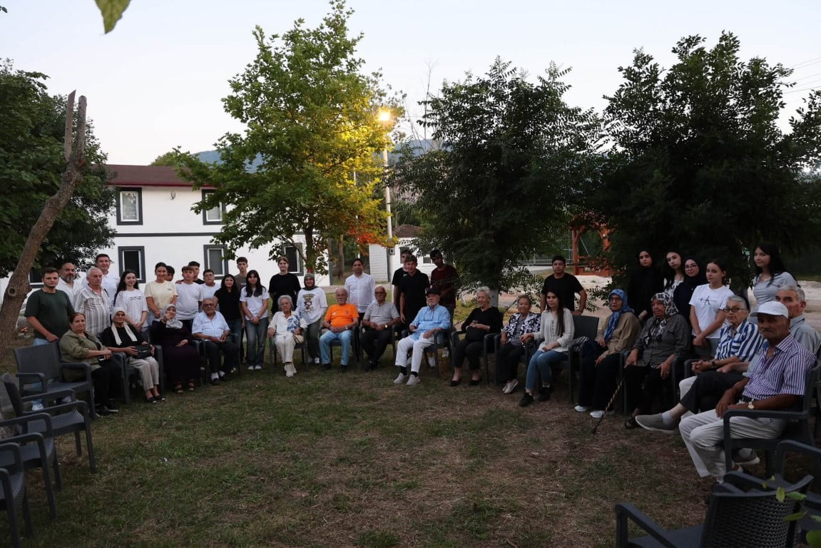KARTEPE'DE DÜZENLENEN "GENÇLİK VE GELİŞİM KAMPI"NDA GENÇLER İLE HUZUREVİ SAKİNLERİ BİR ARAYA...