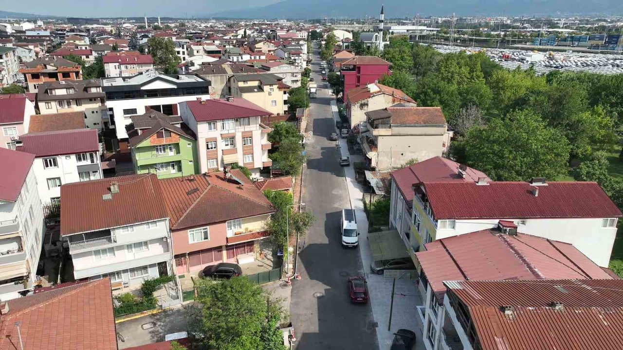 KARTEPE’DE ALTYAPI ÇALIŞMALARININ ARDINDAN BOZULAN YOLLAR YENİLENİRKEN, 27 CADDE VE SOKAKTA...