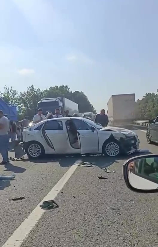 KARTEPE’DE İSE 4 OTOMOBİL İLE 1 KAMYONUN KARIŞTIĞI ZİNCİRLEME KAZA MEYDANA GELDİ.