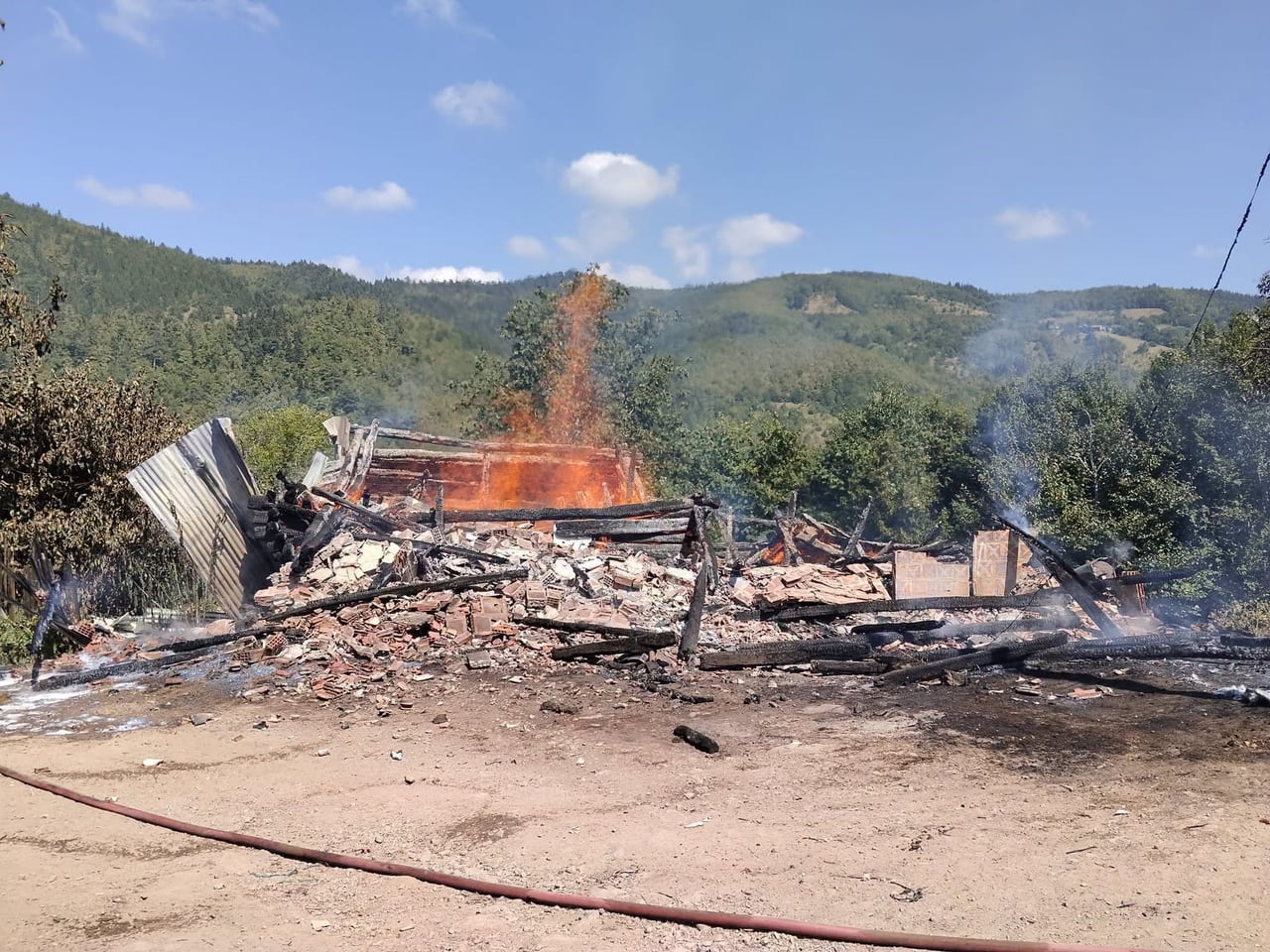 KASTAMONU'NUN AZDAVAY İLÇESİNDE ÇIKAN YANGINDA 1 EV KULLANILMAZ HALE GELDİ.