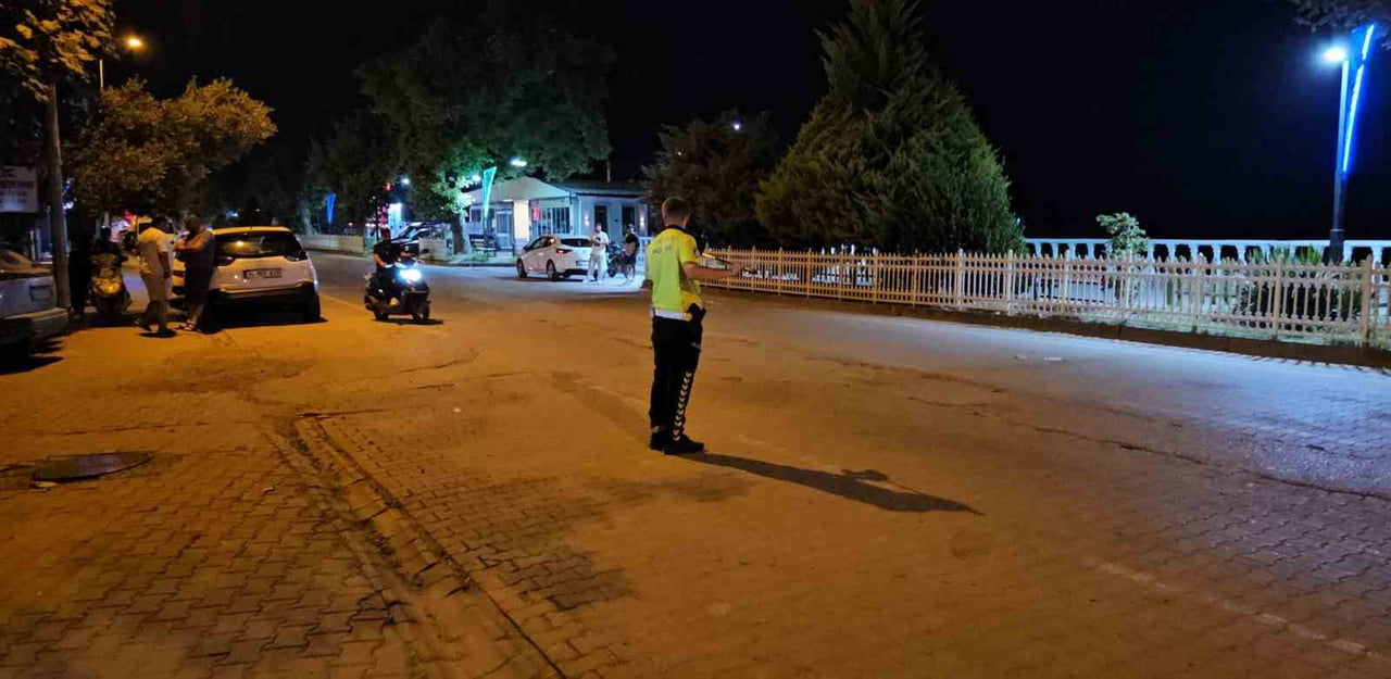KASTAMONU'NUN CİDE İLÇESİNDE OTOMOBİL İLE MOTOSİKLETİN ÇARPIŞMASI SONUCU TRAFİK KAZASI MEYDANA...