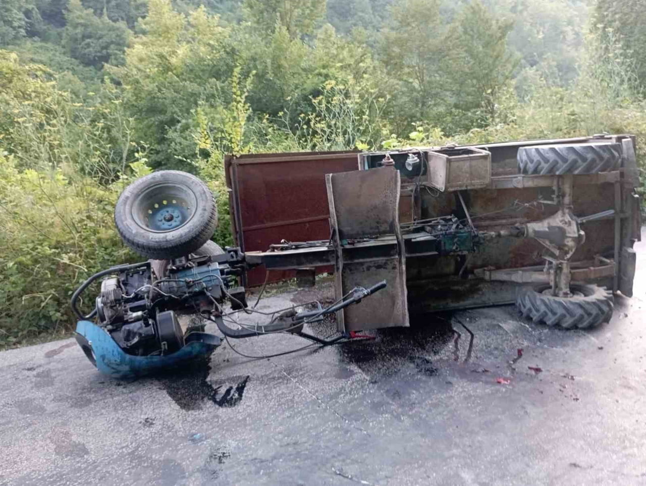 KASTAMONU'NUN İNEBOLU İLÇESİNDE DEVRİLEN TARIM ARACININ SÜRÜCÜSÜ YARALANDI.