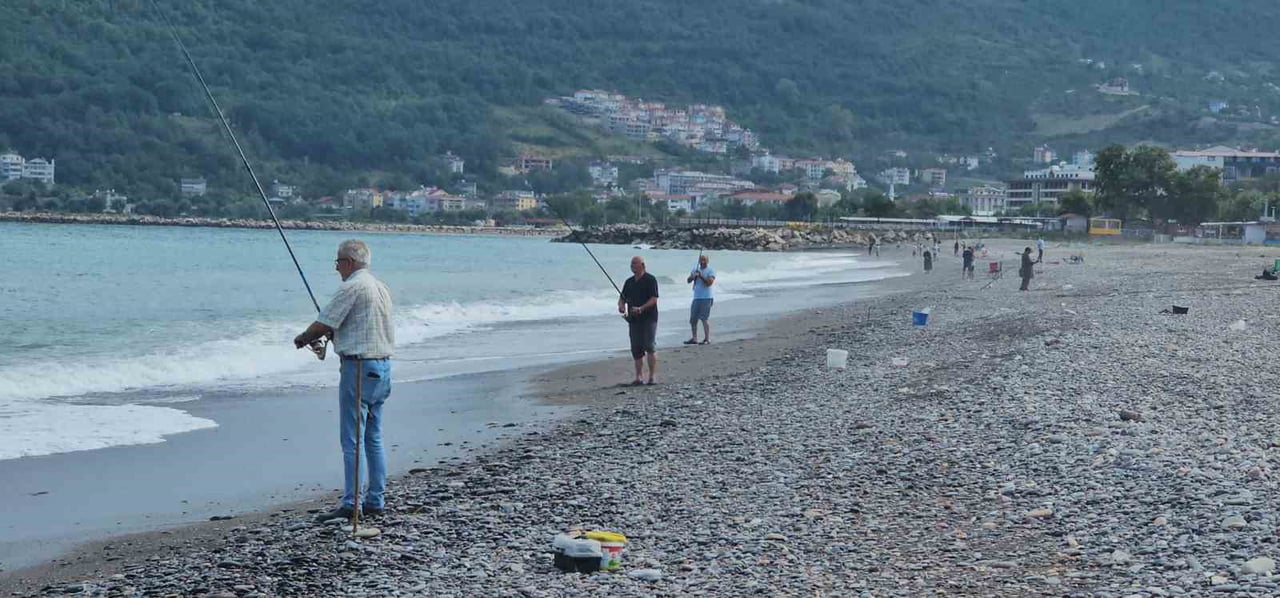 KASTAMONU’DA AV YASAĞININ KALKMASIYLA BİRLİKTE OLTASINI ALAN AMATÖR BALIKÇILAR, BALIK TUTMAYA...