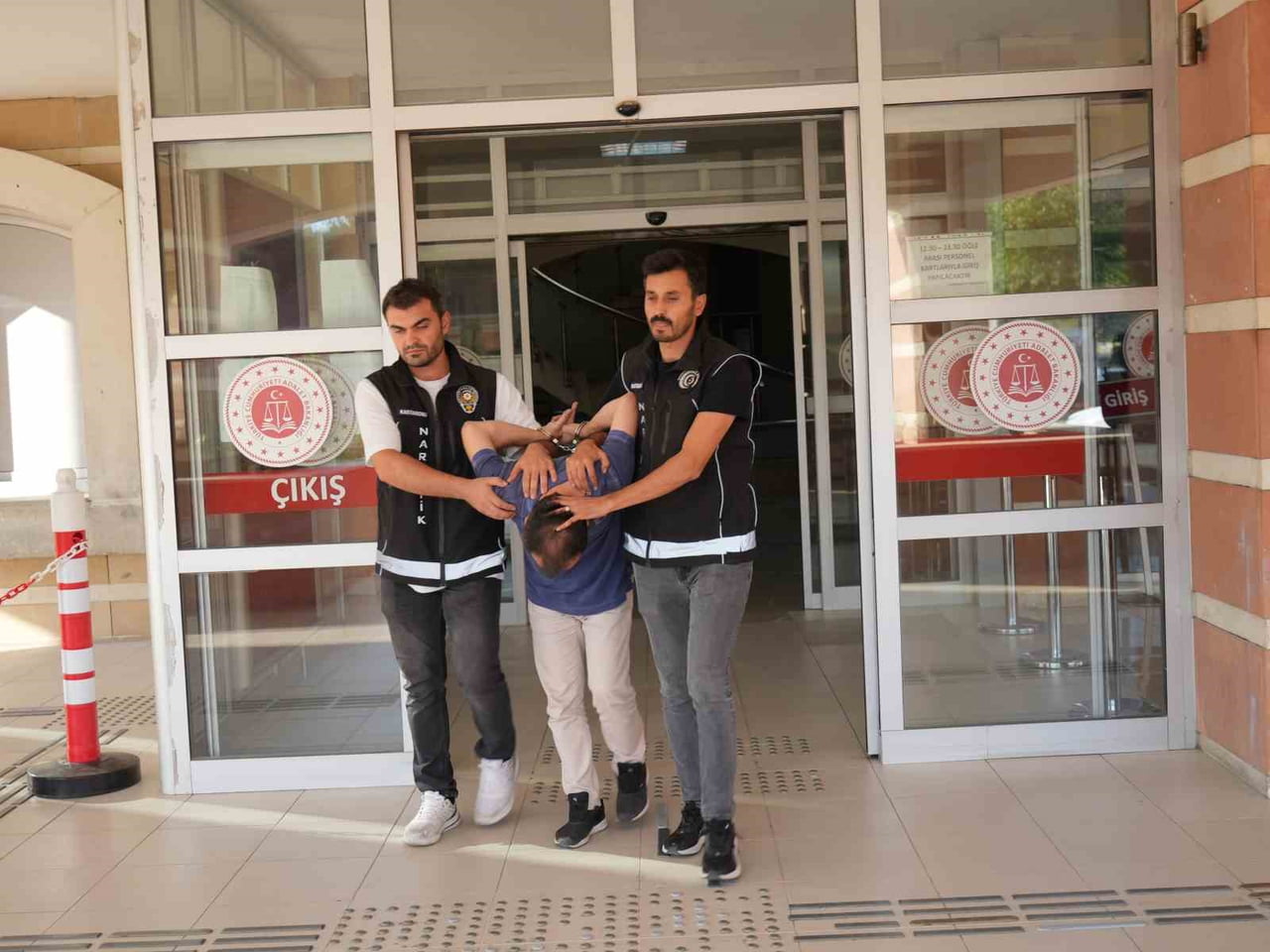KASTAMONU’DA OTURDUĞU REZİDANSA İKLİMLENDİRME SİSTEMİ KURUP UYUŞTURUCU YETİŞTİREN ŞÜPHELİ ŞAHIS...