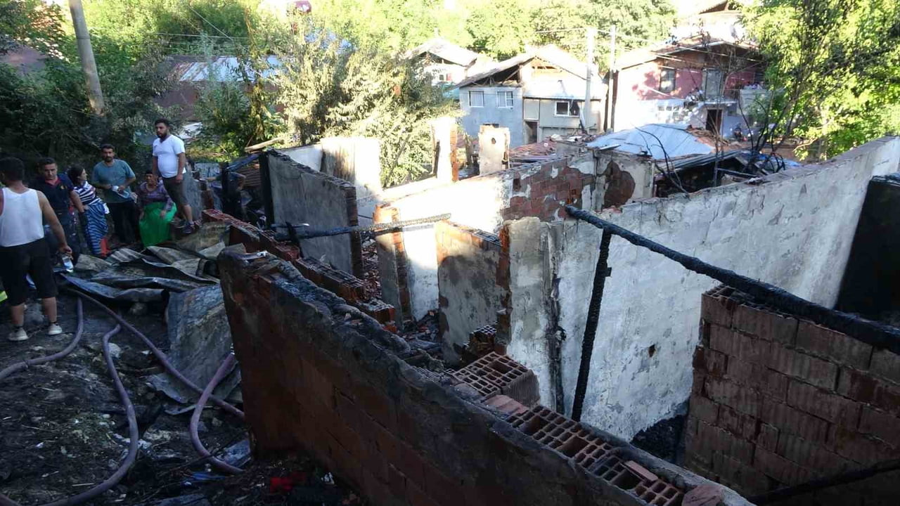 KASTAMONU’NUN ARAÇ İLÇESİNDE ÇIKAN YANGINDA İKİ GECEKONDU KULLANILMAZ HALE GELDİ. YANGIN SIRASINDA...