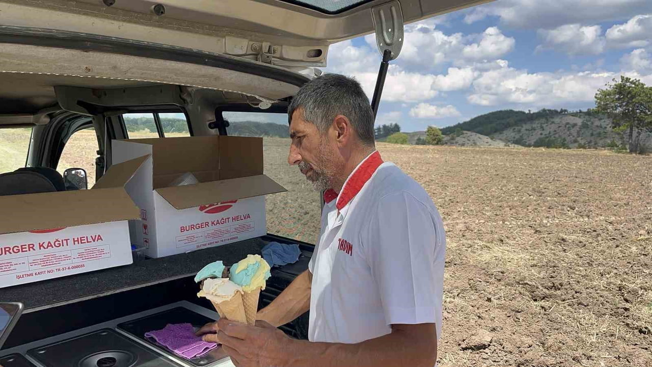KASTAMONU’NUN İHSANGAZİ İLÇESİNDE BİR DONDURMA İŞLETMESİ, SICAK ALTINDA HASAT YAPAN ÇİFTÇİLERİ...