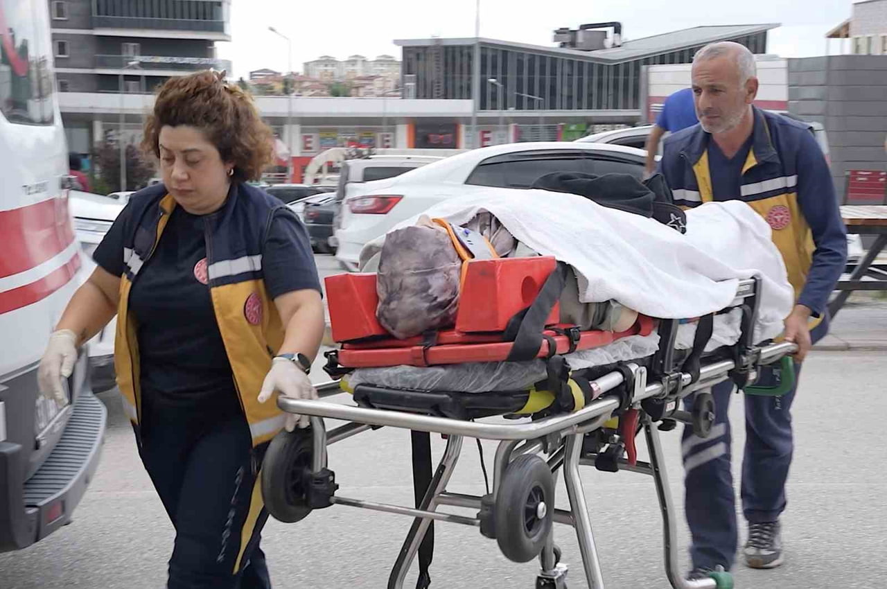 KASTAMONU’NUN SEYDİLER İLÇESİNDE OTOMOBİLİN KAMYONA ÇARPMASI NETİCESİNDE MEYDANA GELEN KAZADA 3...