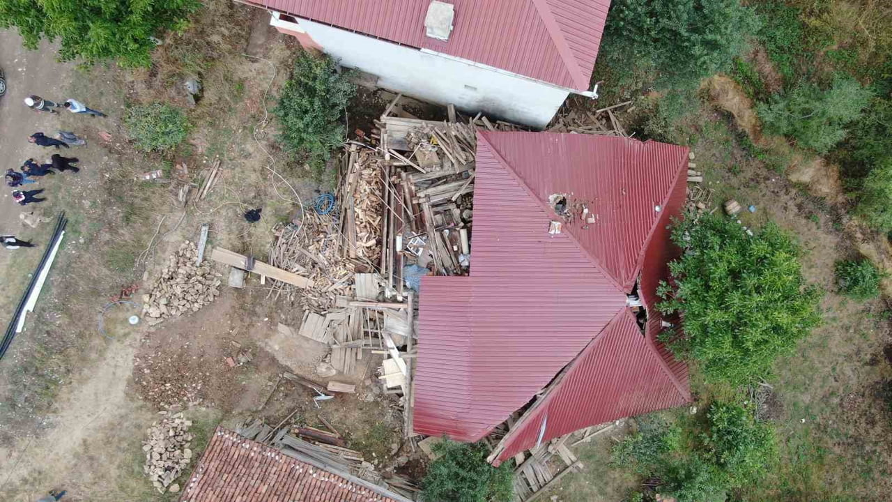 KASTAMONU’NUN TAŞKÖPRÜ İLÇESİNDE TADİLAT YAPILAN İKİ KATLI KÖY EVİNİN ÇÖKMESİ NETİCESİNDE İÇERDE...