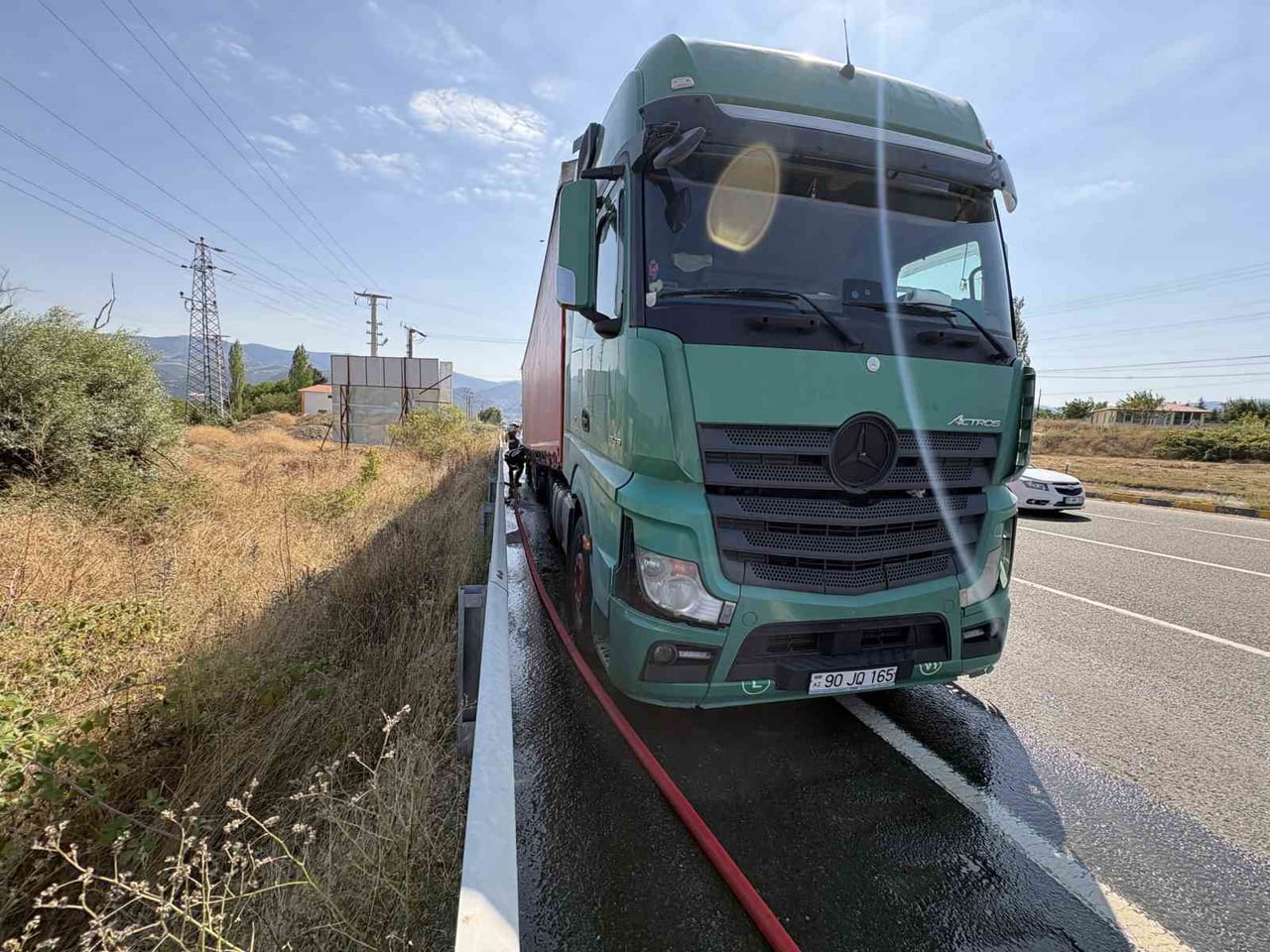 KASTAMONU’NUN TOSYA İLÇESİNDE TIRIN DORSESİNİN TEKERLERİNDE ÇIKAN YANGIN İTFAİYE EKİPLERİNİN HIZLI...