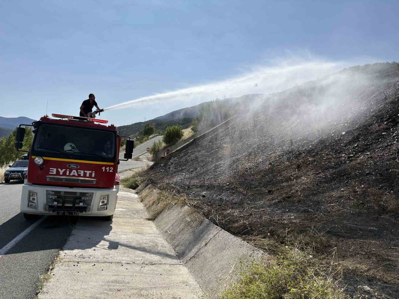 KASTAMONU’NUN TOSYA İLÇESİNDE ÜÇ FARKLI BÖLGEDE ÇIKAN ÖRTÜ YANGINLARI EKİPLERİN HIZLI...