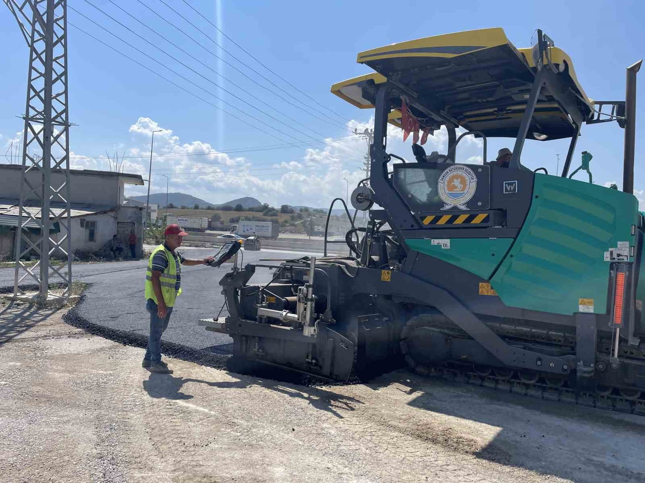 KAVAK DEVLET HASTANESİ YOLU SICAK ASFALTLA YENİLENİYOR