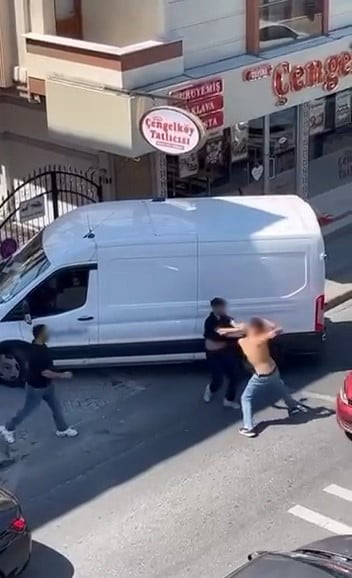 KAVGA ANI ÇEVREDEKİ VATANDAŞLAR TARAFINDAN CEP TELEFONU KAMERASIYLA SANİYE SANİYE KAYDEDİLDİ.