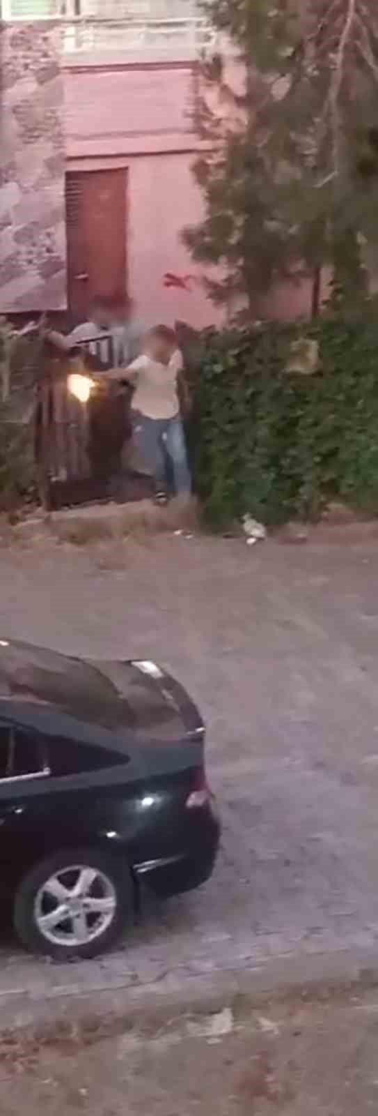 KAVGA ANLARI, ÇEVREDEKİLER TARAFINDAN CEP TELEFONU KAMERASIYLA KAYDEDİLDİ.